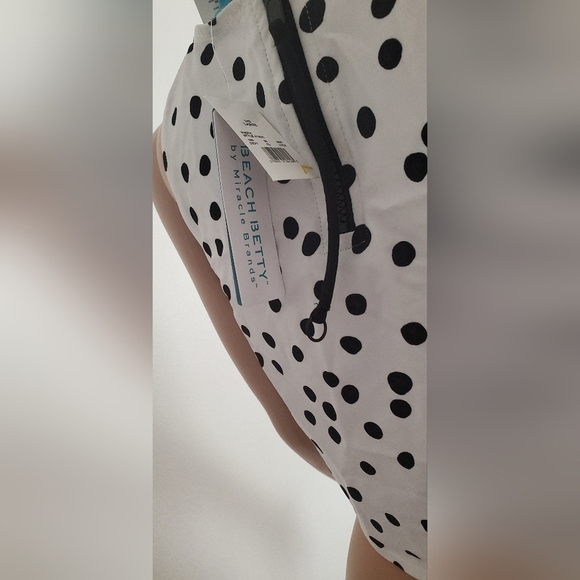 Polka Dot Sleeveless Crop Top. New 🌴 - Picture 3 of 7